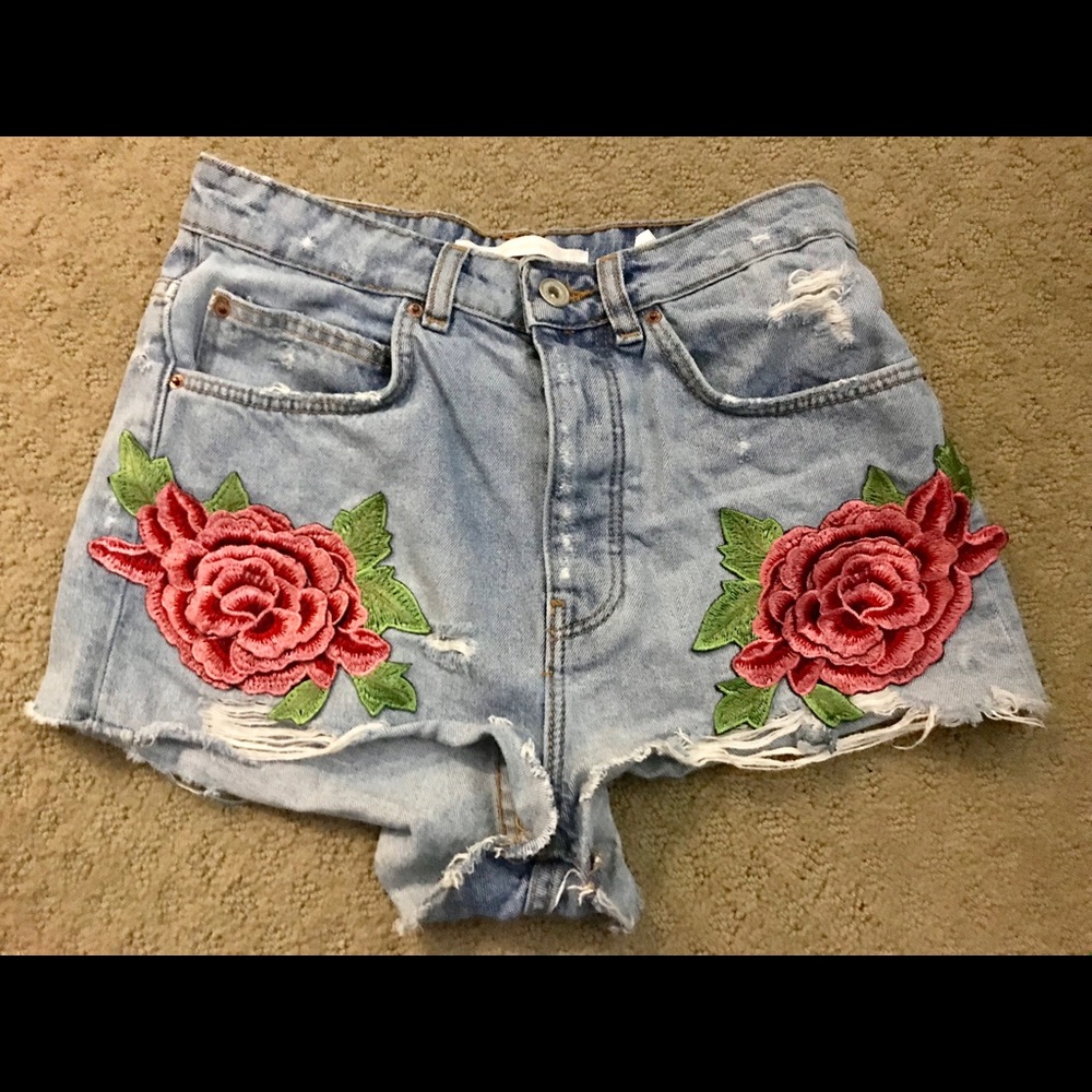 Cut off shorts with flower appliqués